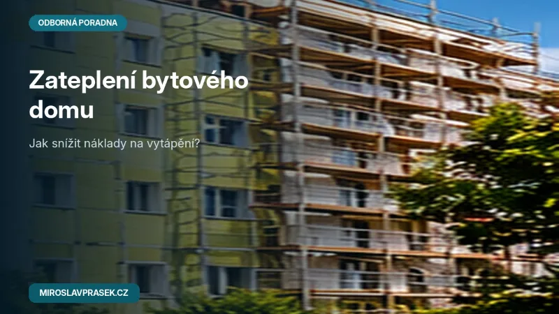 Bytový dům při zateplování fasády s lešením a pracovníky