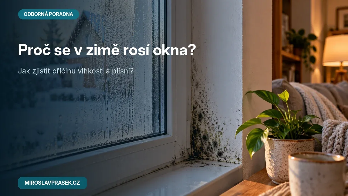 Kondenzace vody na zimním okně a viditelné skvrny plísně v ostění vytápěného pokoje