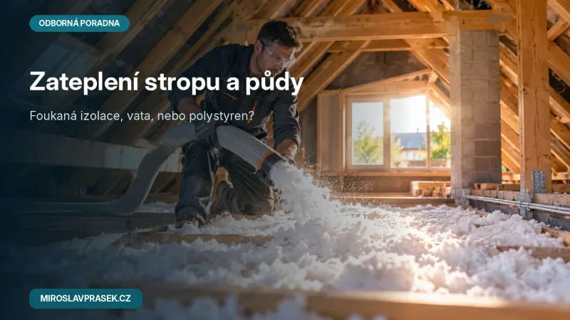 Řemeslník aplikuje foukanou tepelnou izolaci na stropní konstrukci v podkroví rodinného domu