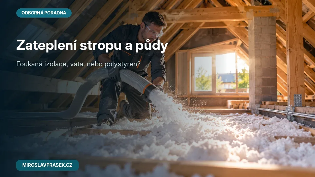 Řemeslník aplikuje foukanou tepelnou izolaci na stropní konstrukci v podkroví rodinného domu